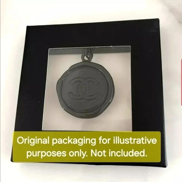 EXCLUSIVE: Chanel CC Logo "Wax Seal" black metallic charm/key chain - Picture 5 of 5